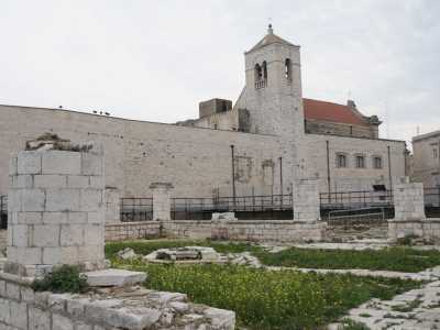 ...e il campanile a pianta rettangolare. Quest�ultimo completamente ricostruito dopo i danneggiamenti subiti durante la Seconda Guerra Mondiale